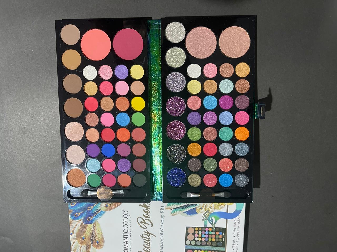 Queen Beauty Book  – 64 Eyeshadows, Blushes, Highlighters & Eyebrow Powders