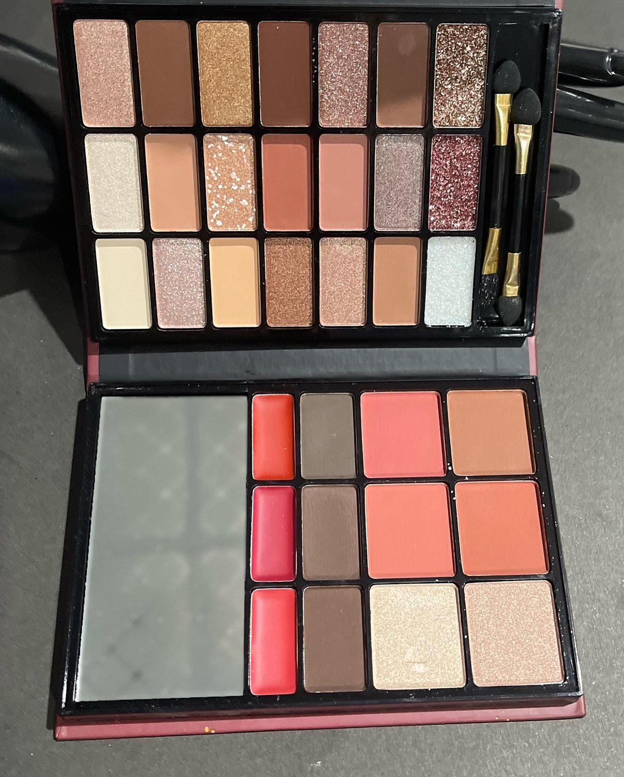 All-in-One Eyeshadow & Lip Kit – Your Complete Makeup Solution